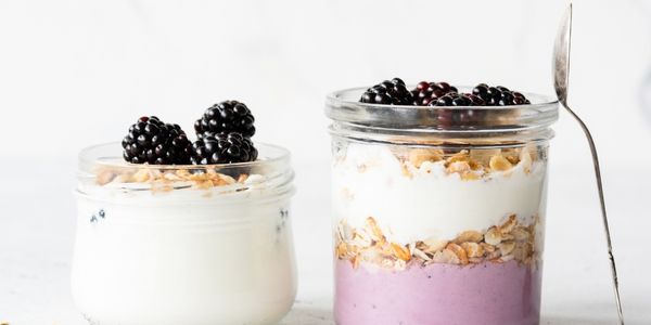 Grčki jogurt mali obrok s hrpom nutrijenata